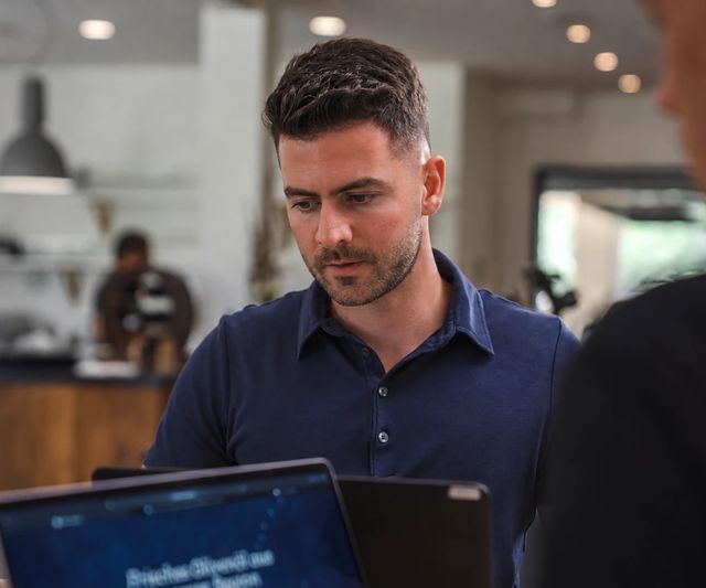 Beratungsgespräch am Laptop